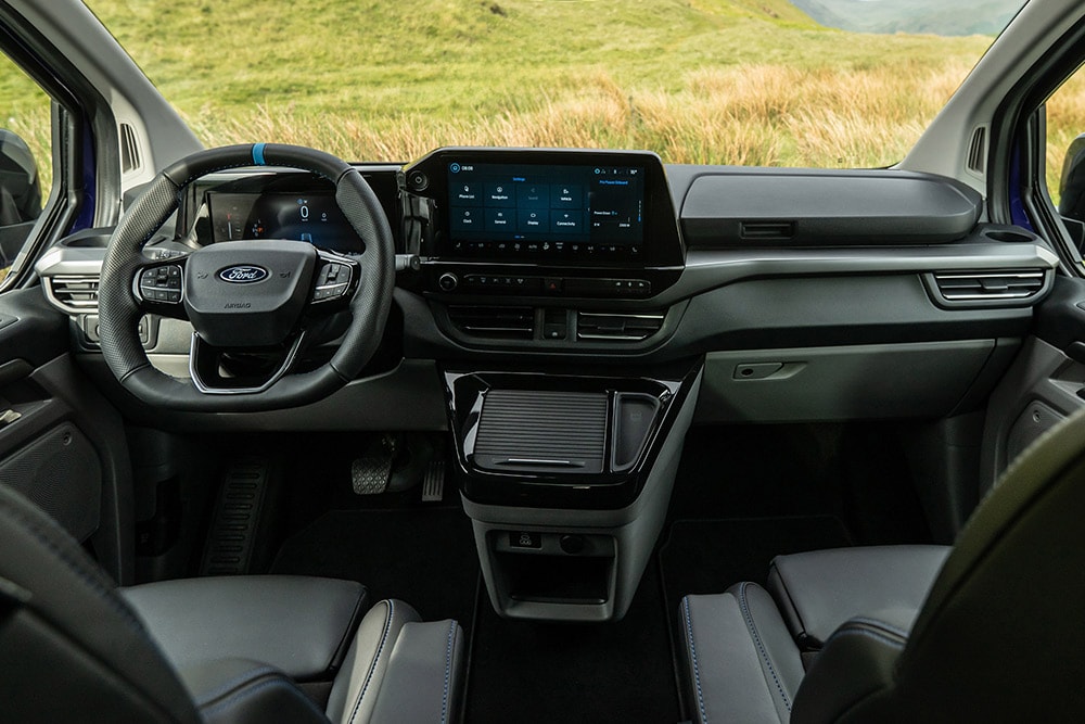 Het interieurdashboard, de middenconsole en het stuur van de Ford Tourneo Custom MS-RT.