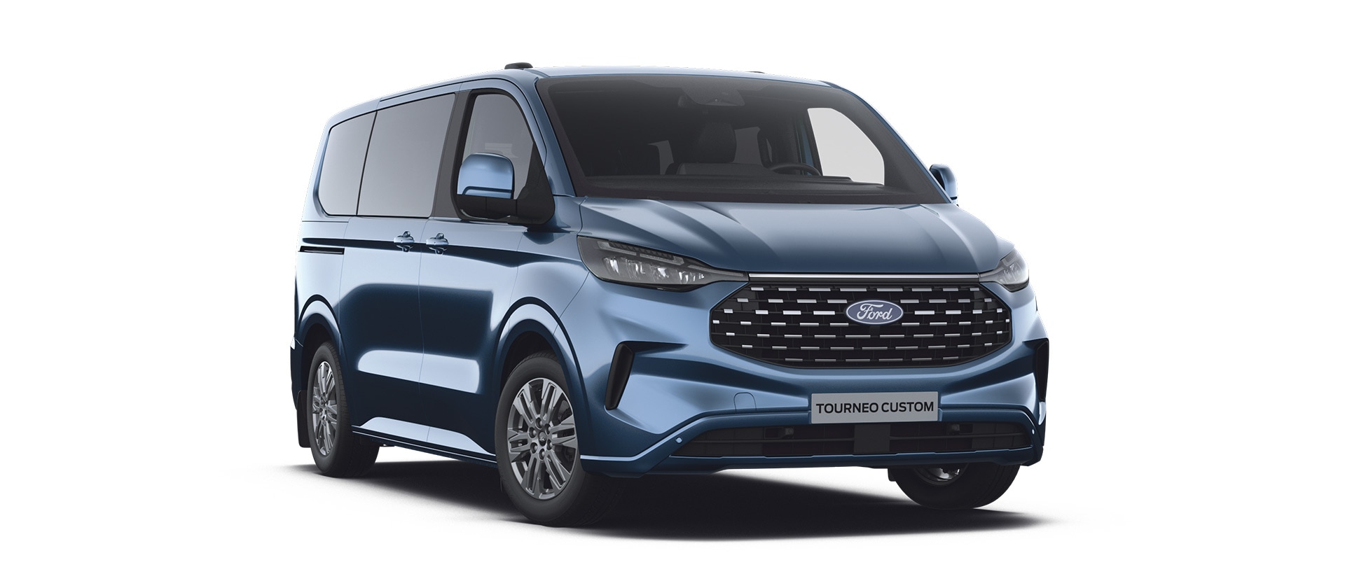 Voorzijde 3/4 van een blauwe Ford Tourneo Titanium op een witte achtergrond. 