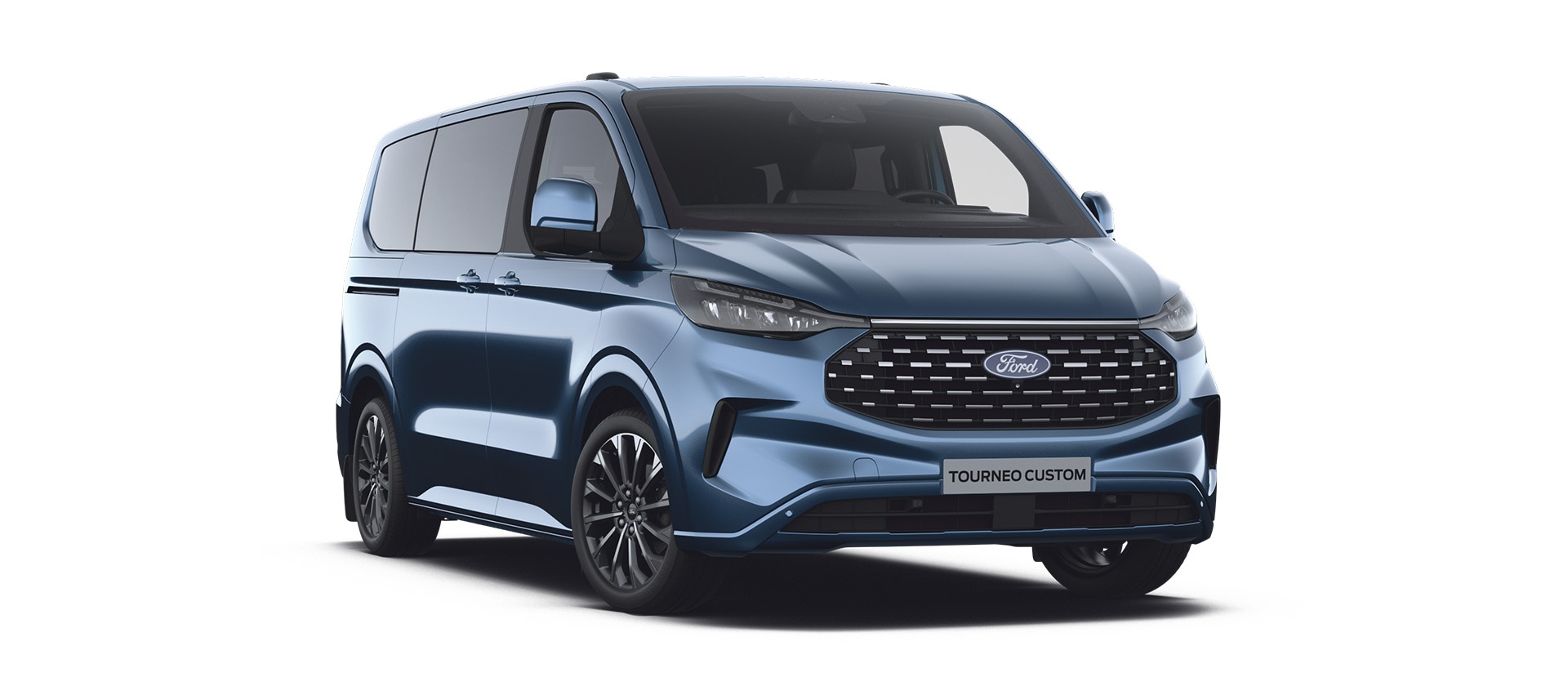 Blauwe Ford Tourneo Titanium op een witte achtergrond, 3/4 voorzijde. 