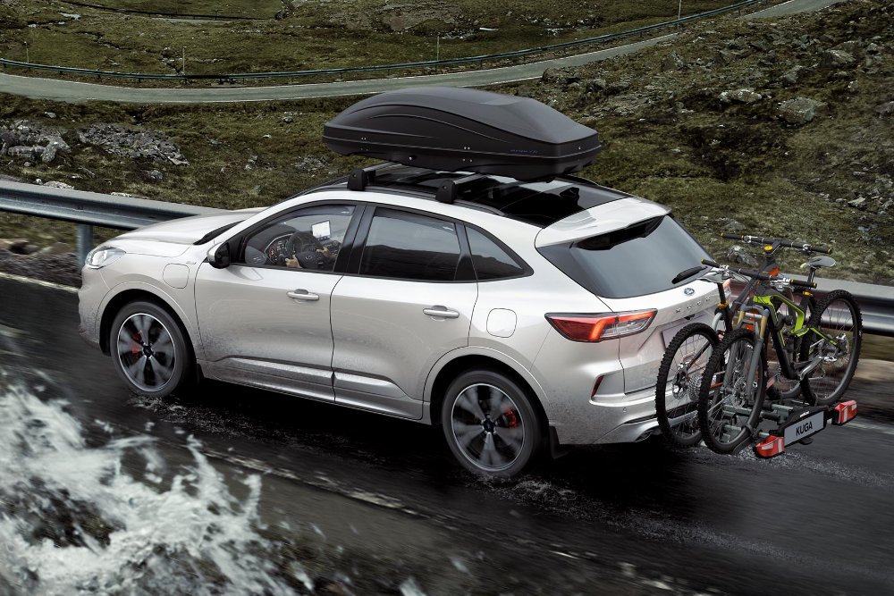 Thule-dakdrager op geparkeerde Focus