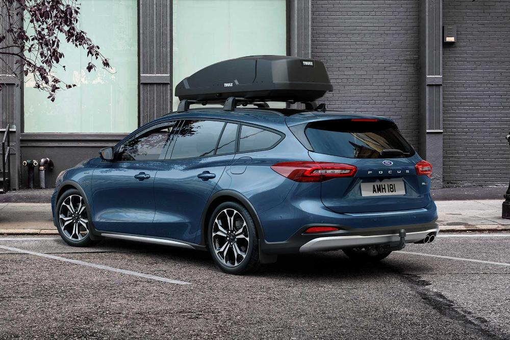 Thule-dakdrager op geparkeerde Focus