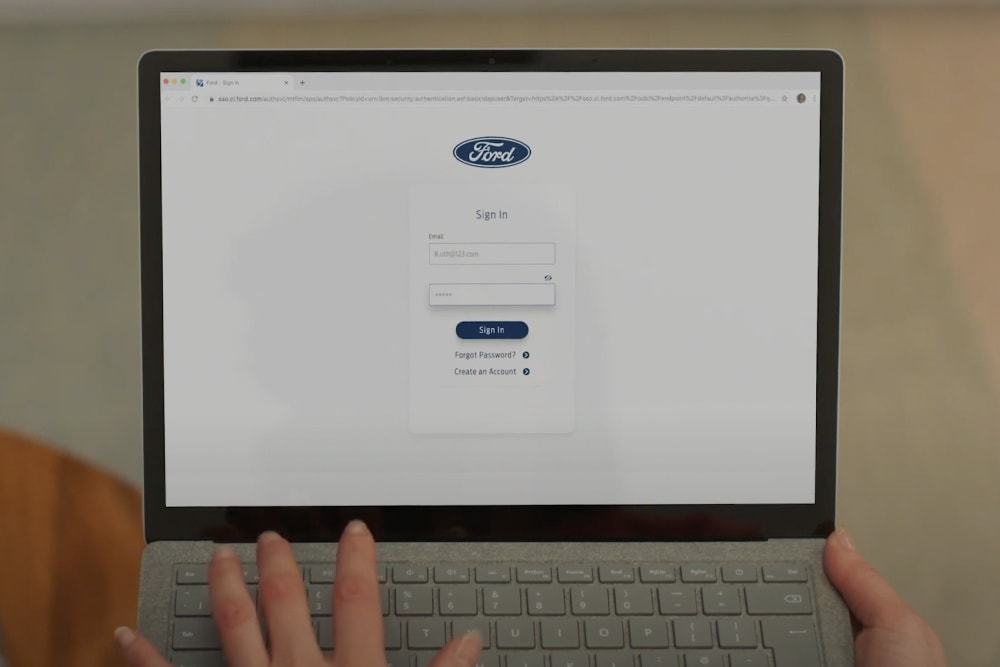 Computerscherm toont aanmeldformulier voor Ford Account