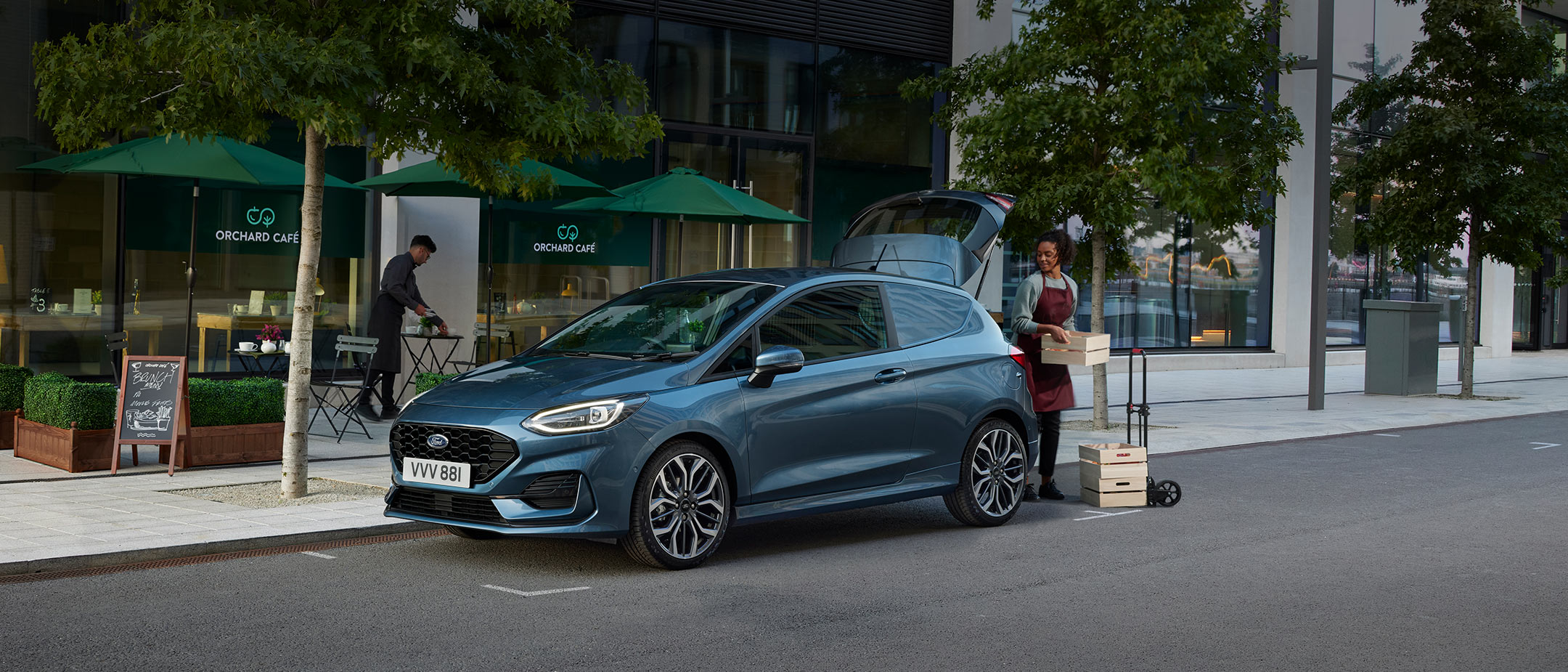Blauwe Ford Fiesta Van met open koffer Blauwe Ford Fiesta Van met open koffer