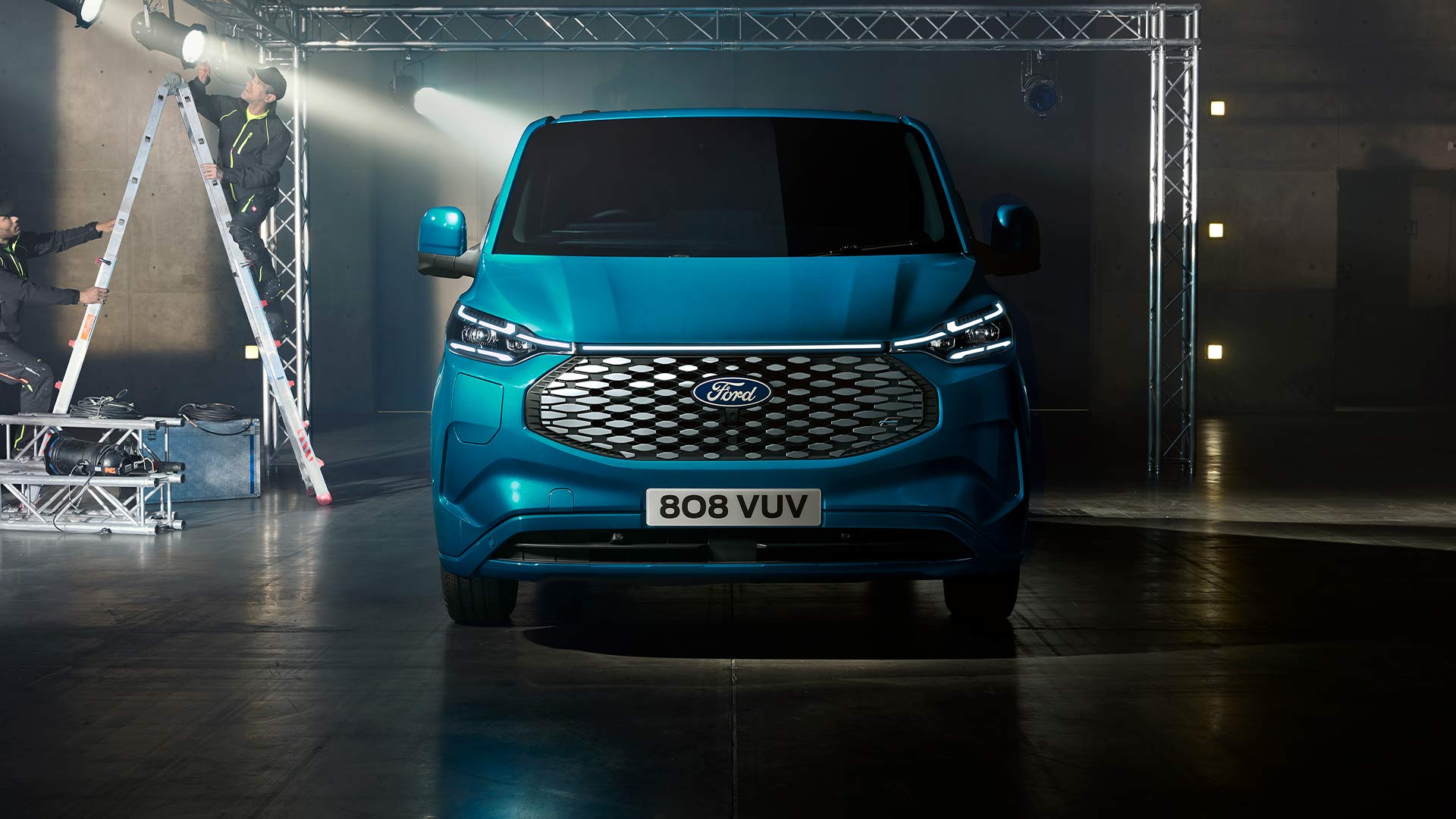 Vooraanzicht van blauwe Ford E-Transit Custom elektrische bestelwagen.