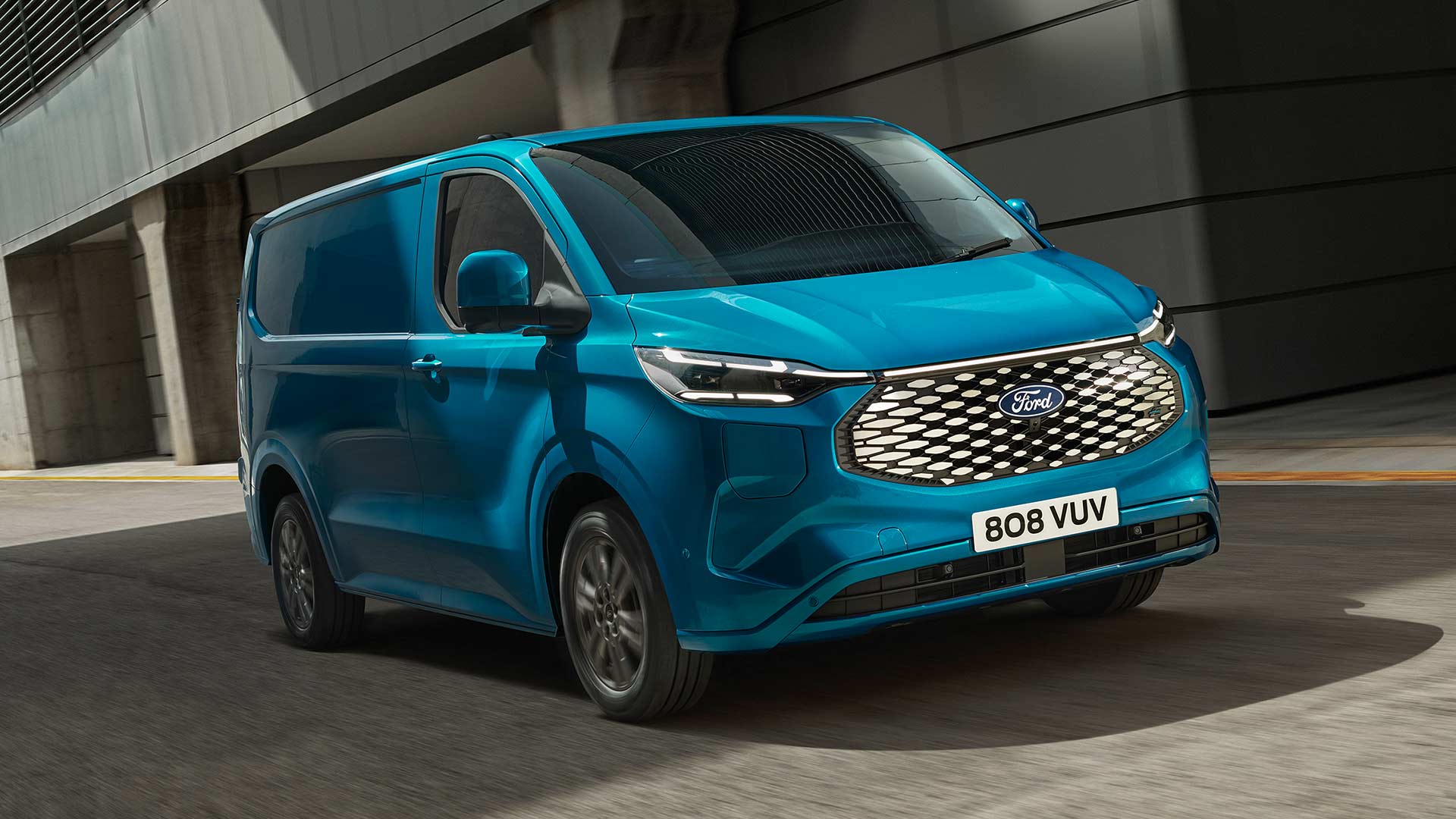 Blauwe Ford E-Transit Custom elektrische bestelwagen is aan het rijden.