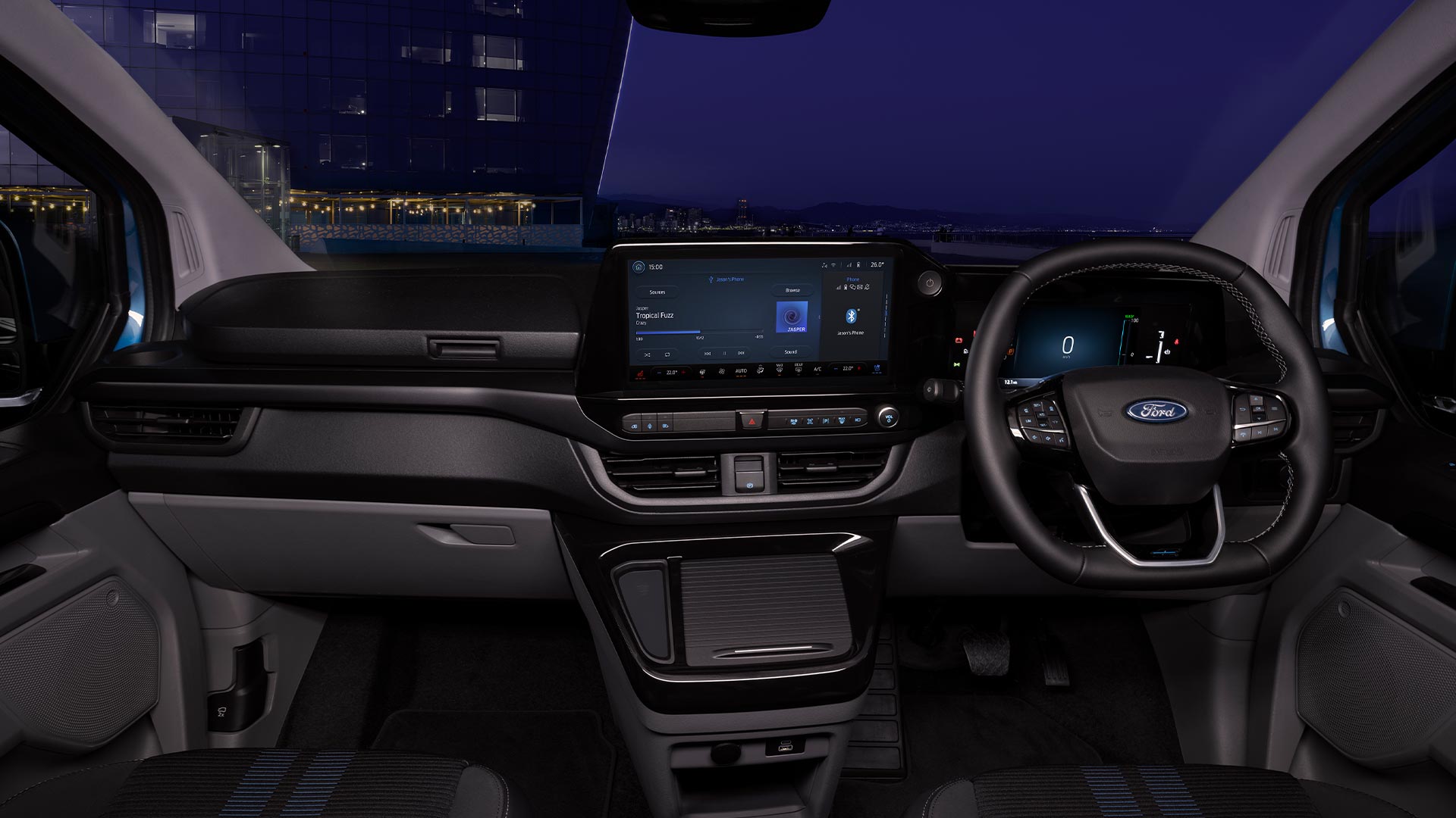 Interieur van Ford E-Transit Custom elektrische bestelwagen 's nachts.