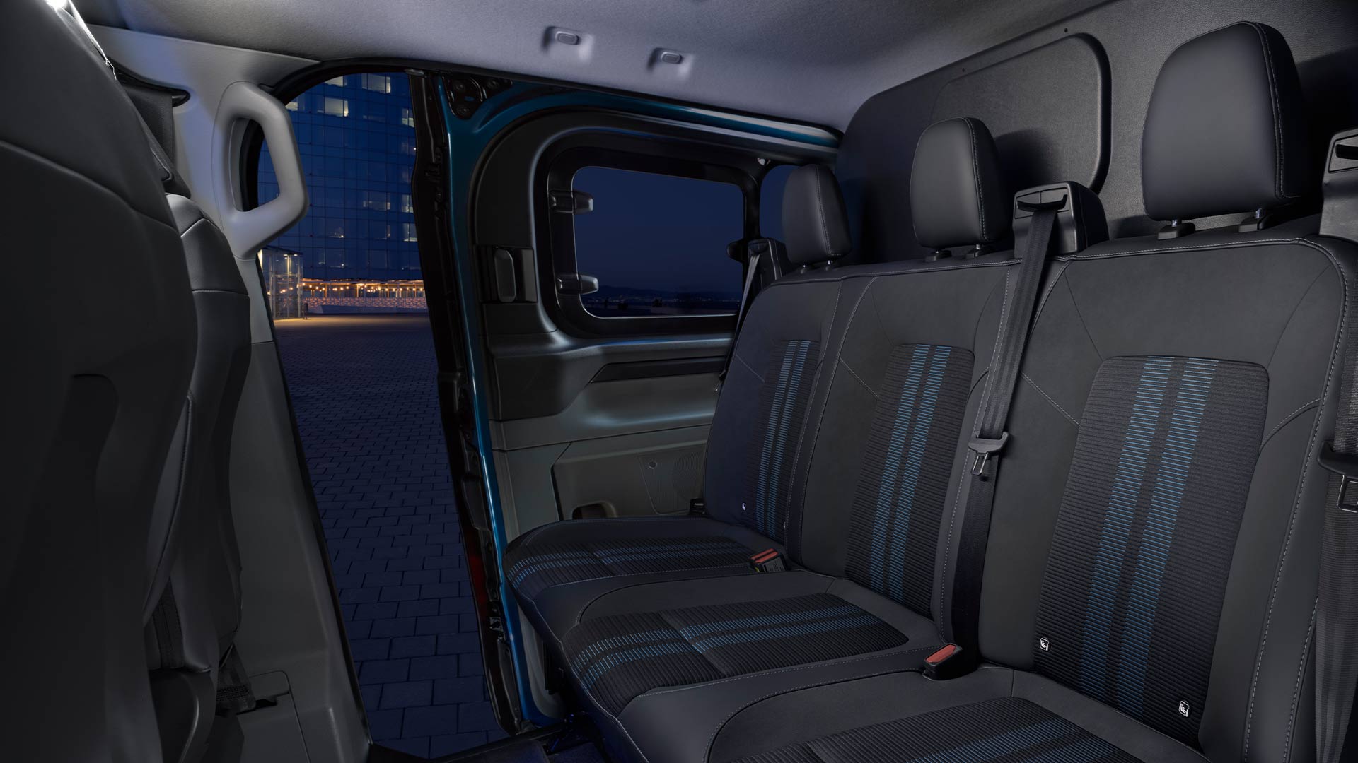 Stoelen op de tweede rij in een Ford E-Transit Custom DCIV.