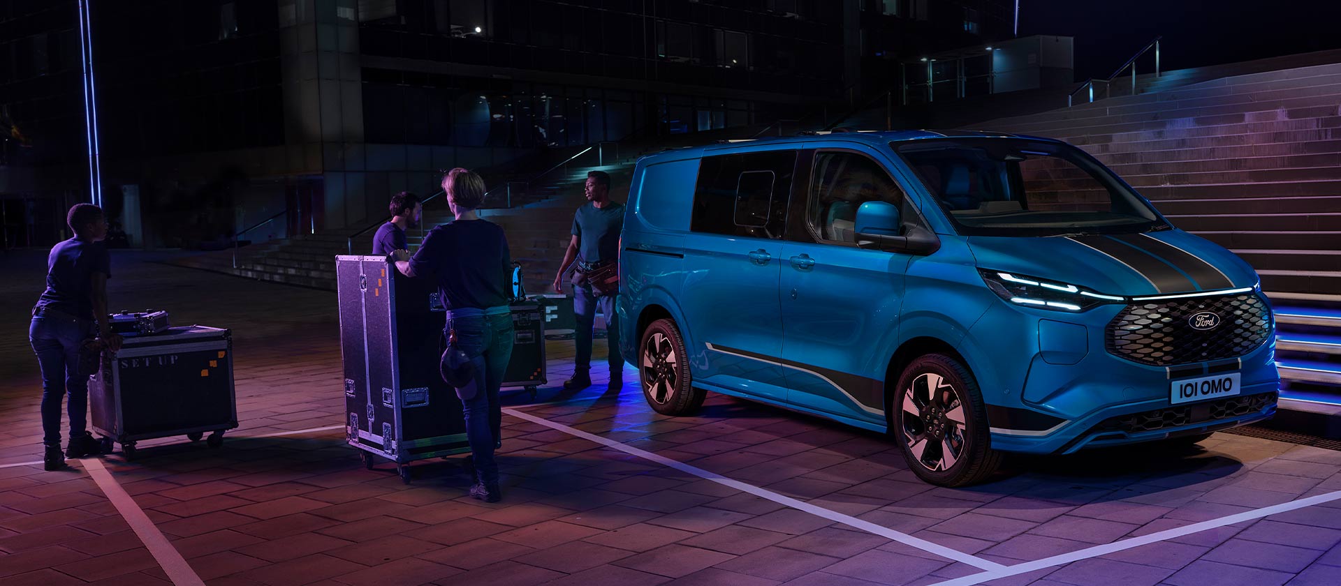 Blauwe Ford E-Transit Custom Sport Multi-use.