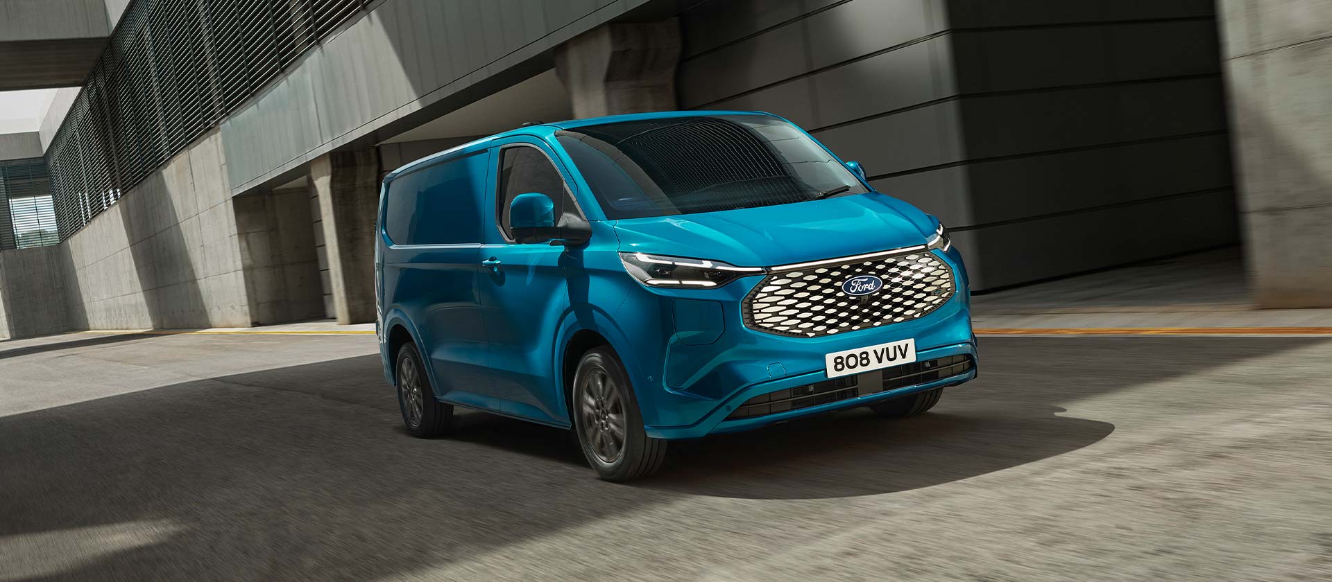 Blauwe Ford E-Transit Custom elektrische bestelwagen, zijaanzicht.