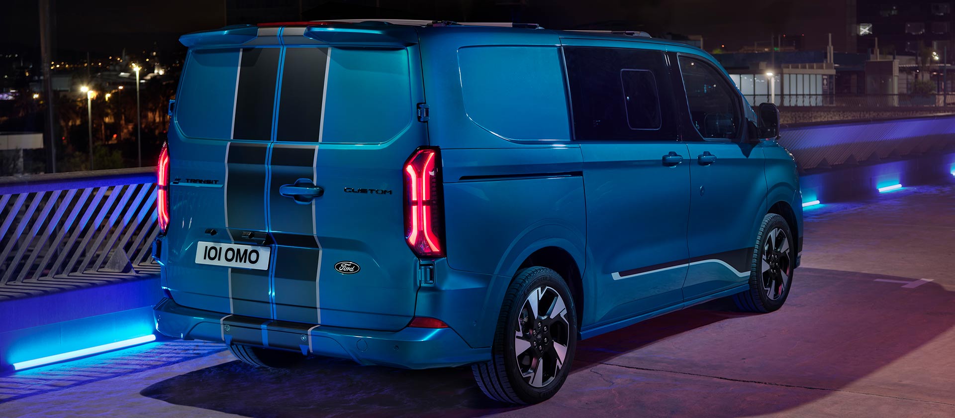 Achteraanzicht van een blauwe elektrische Ford E-Transit Custom Sport Multi-use.