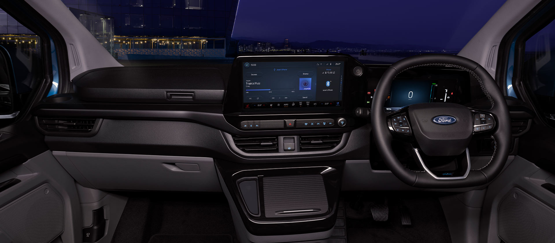 Interieur van Ford E-Transit Custom elektrische bestelwagen 's nachts.