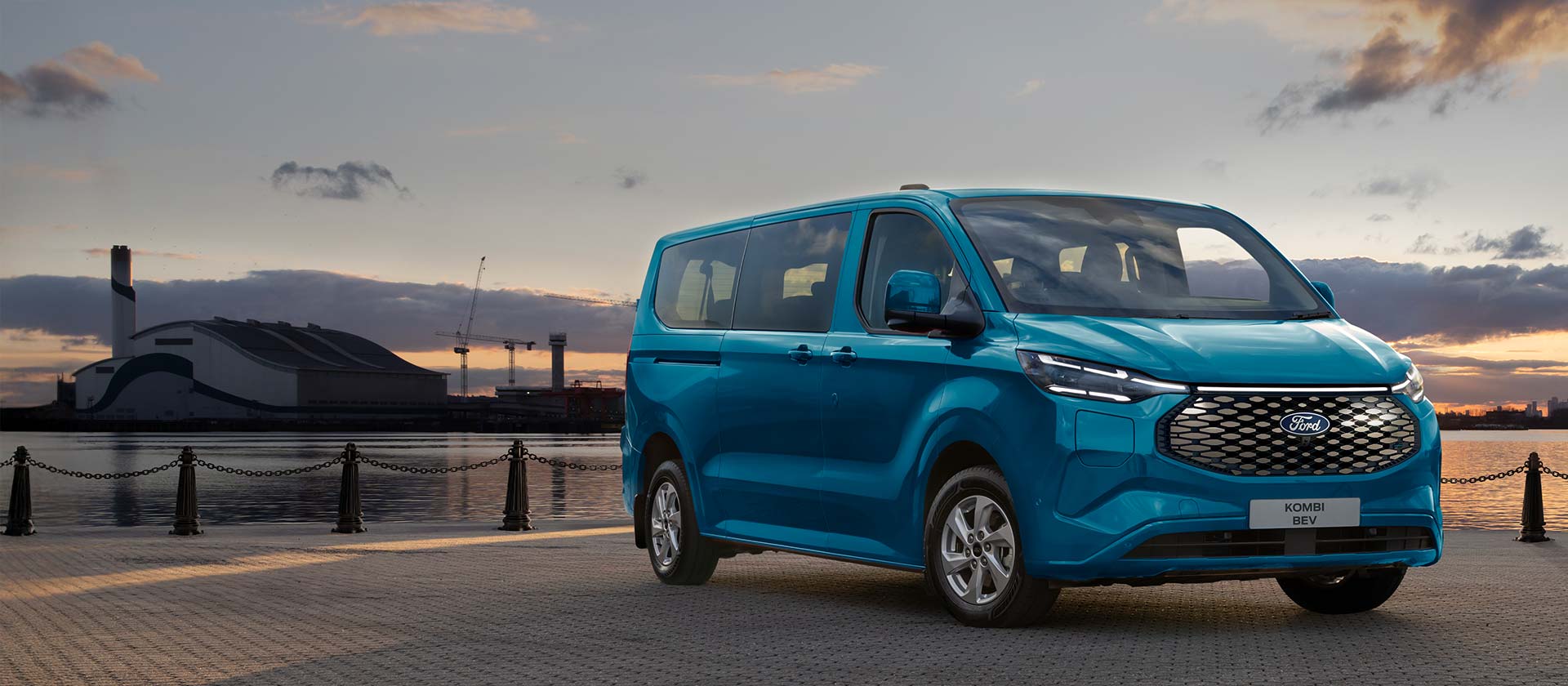 Blauwe Ford E-Transit Custom Kombi PHEV