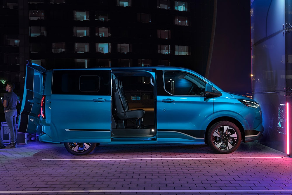 Blauwe Ford E-Transit Custom Multi-use en elektrische bestelwagen met open deuren.
