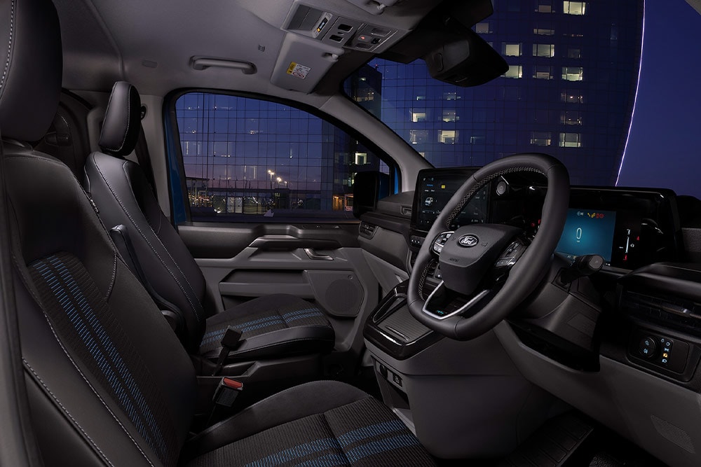Interieur van een Ford E-Transit Custom elektrische bestelwagen, bestuurders- en passagierszetels.