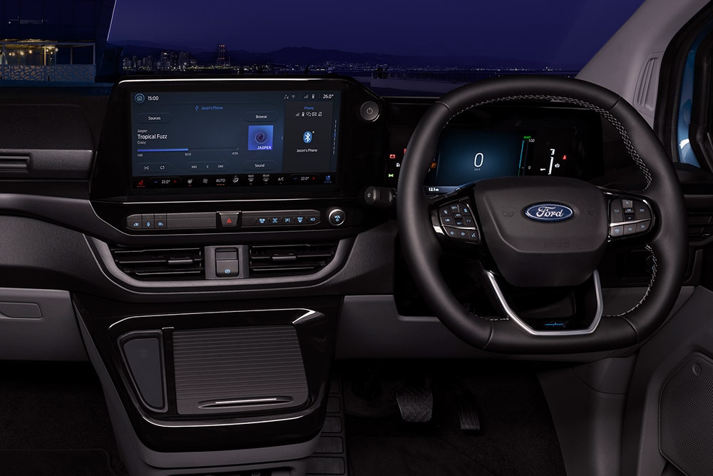 Interieur van Ford E-Transit Custom elektrische bestelwagen 's nachts.