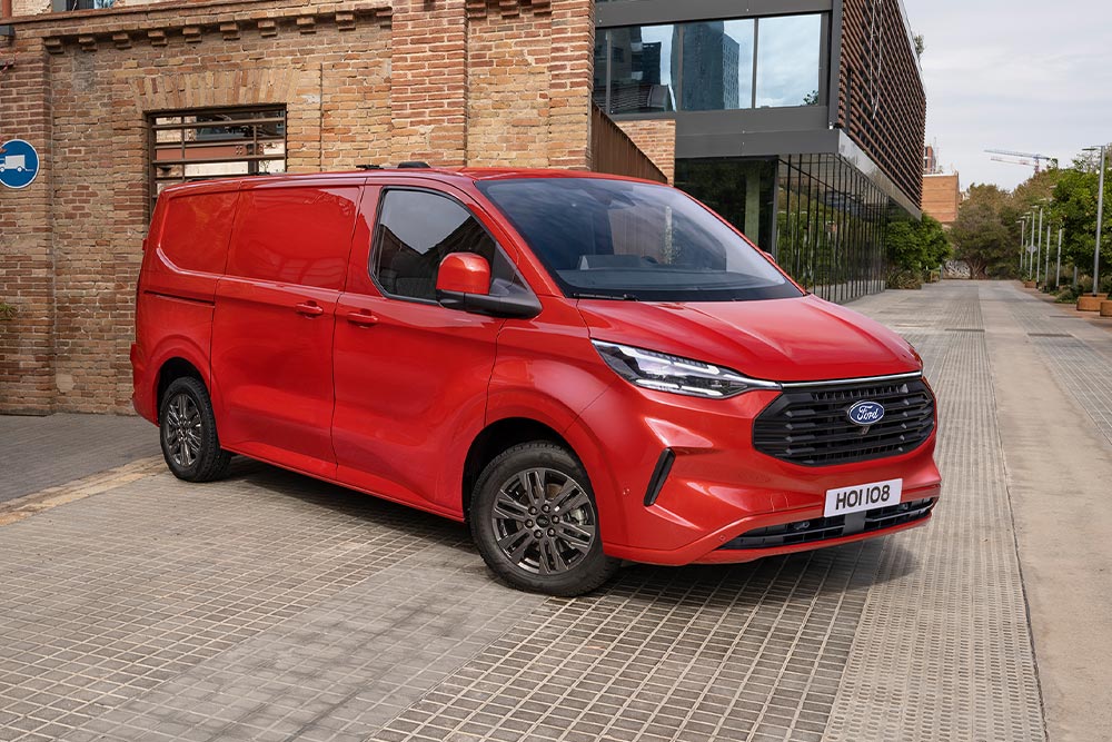 Rode Ford Transit Custom bestelwagen, geparkeerd op straat.