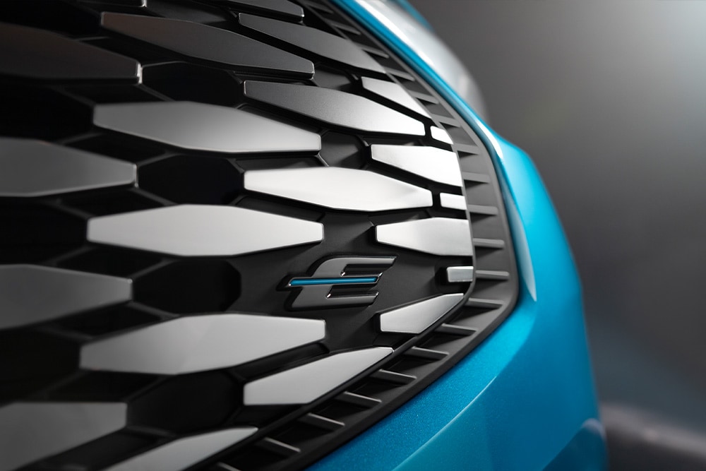 Close-up van de grille van de Ford E-Transit Custom.
