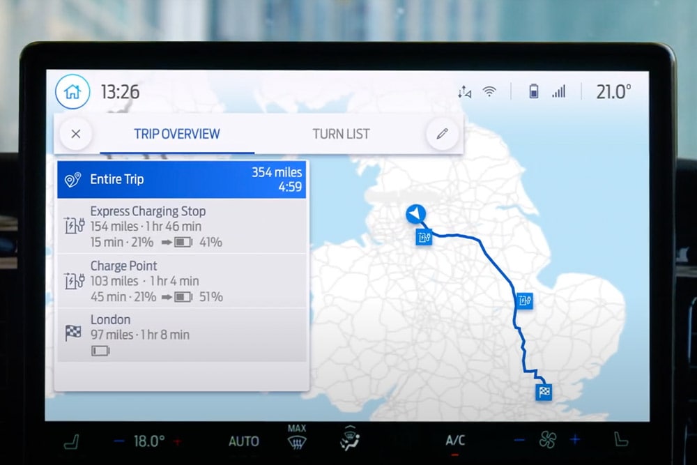 Navigatiescherm in een Ford E-Transit Custom elektrische bestelwagen met een ritoverzicht.