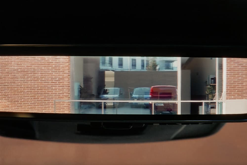 Achteruitkijkspiegel in een Ford E-Transit Custom elektrische bestelwagen.