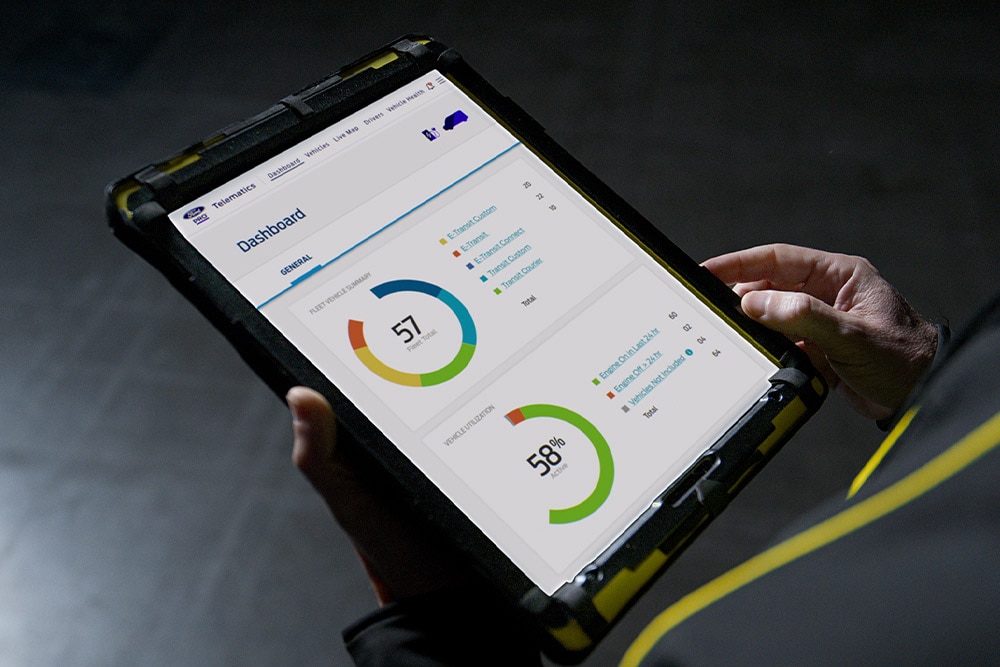 Persoon met een tablet met Ford Pro-voertuiggegevens.