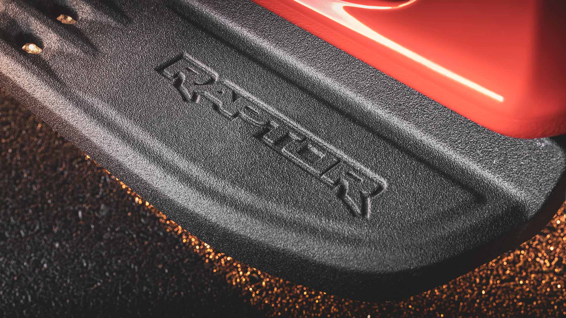 Raptor-logo in reliëf op zwart opstapje van de Ford Ranger Raptor.