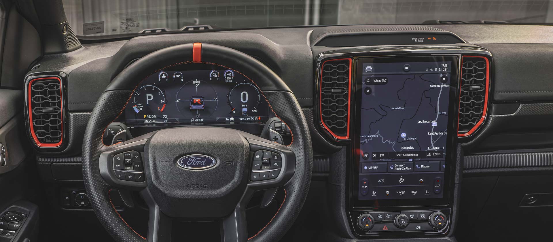 Binnenaanzicht van het dashboard en infotainmentscherm van de Ford Ranger Raptor.
