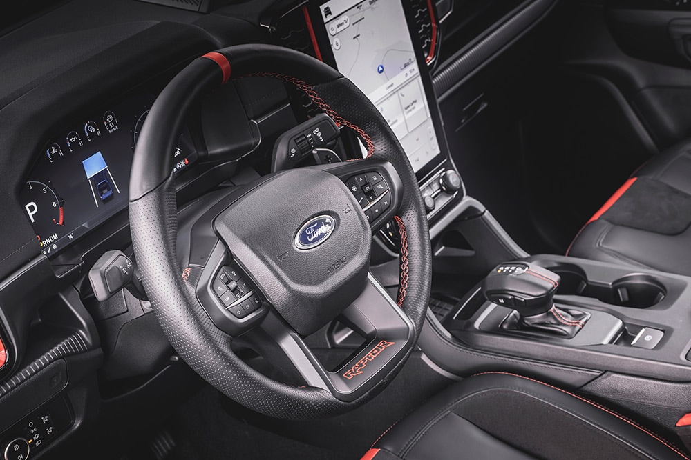 Stuur en dashboard van een Ford Ranger Raptor.