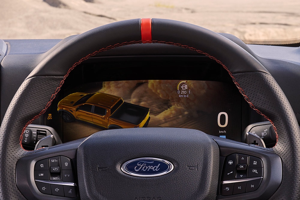 Stuur van de Ford Ranger Raptor met een bovenste dode puntmarkering en digitaal dashboarddisplay.