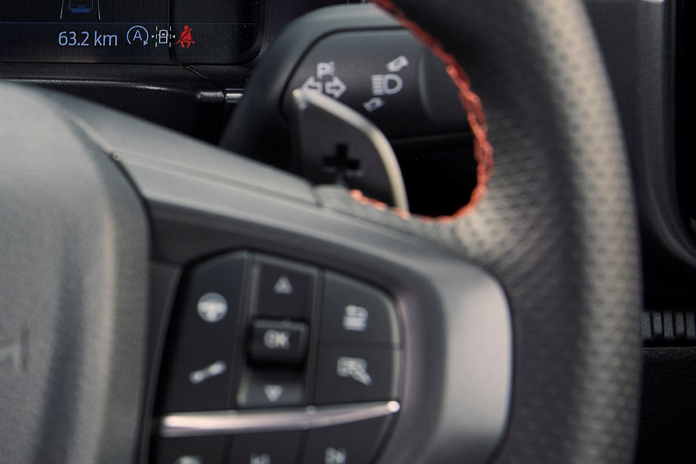 Ford Ranger Raptor-stuur met schakelhendels.