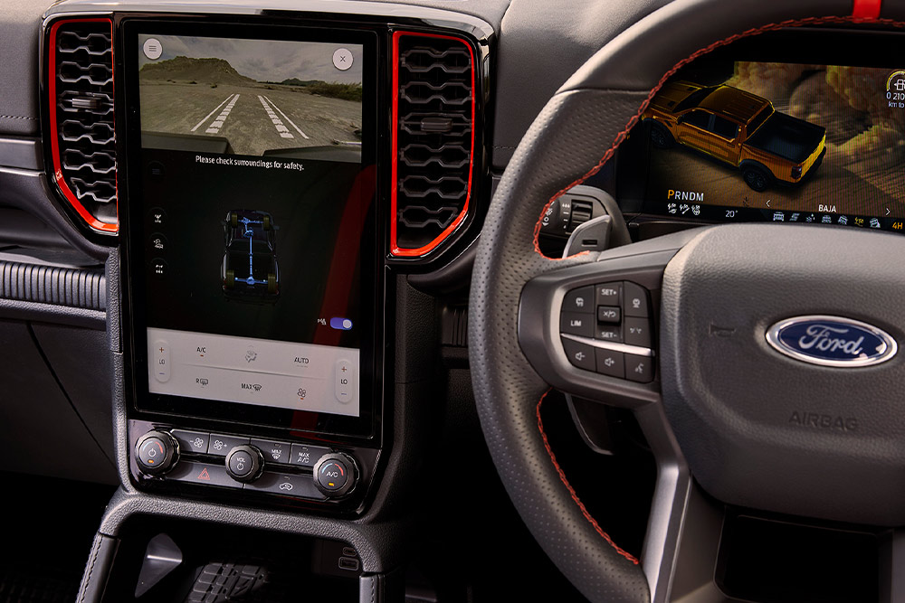 Binnenaanzicht van het dashboard en infotainmentscherm van de Ford Ranger Raptor.