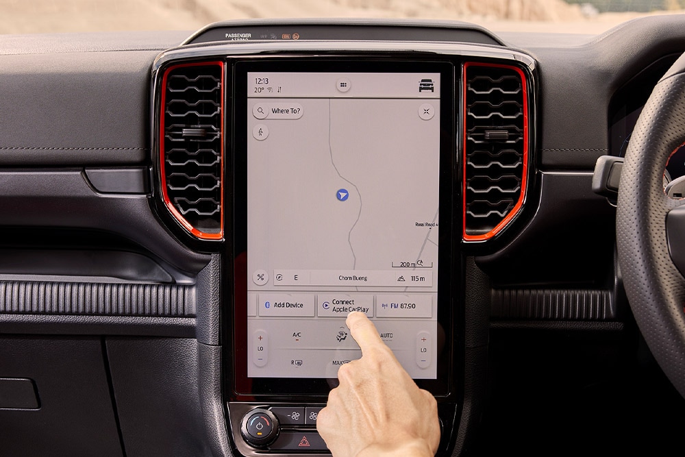 Een persoon selecteert opties op het navigatiescherm van de Ford Ranger Raptor.