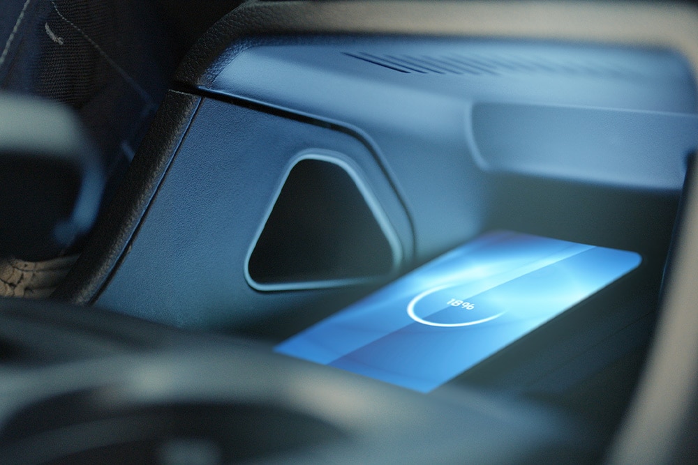 Telefoon wordt draadloos opgeladen in de Ford Ranger Raptor.