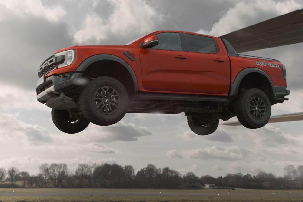 Rode Ford Ranger Raptor hangt in de lucht.