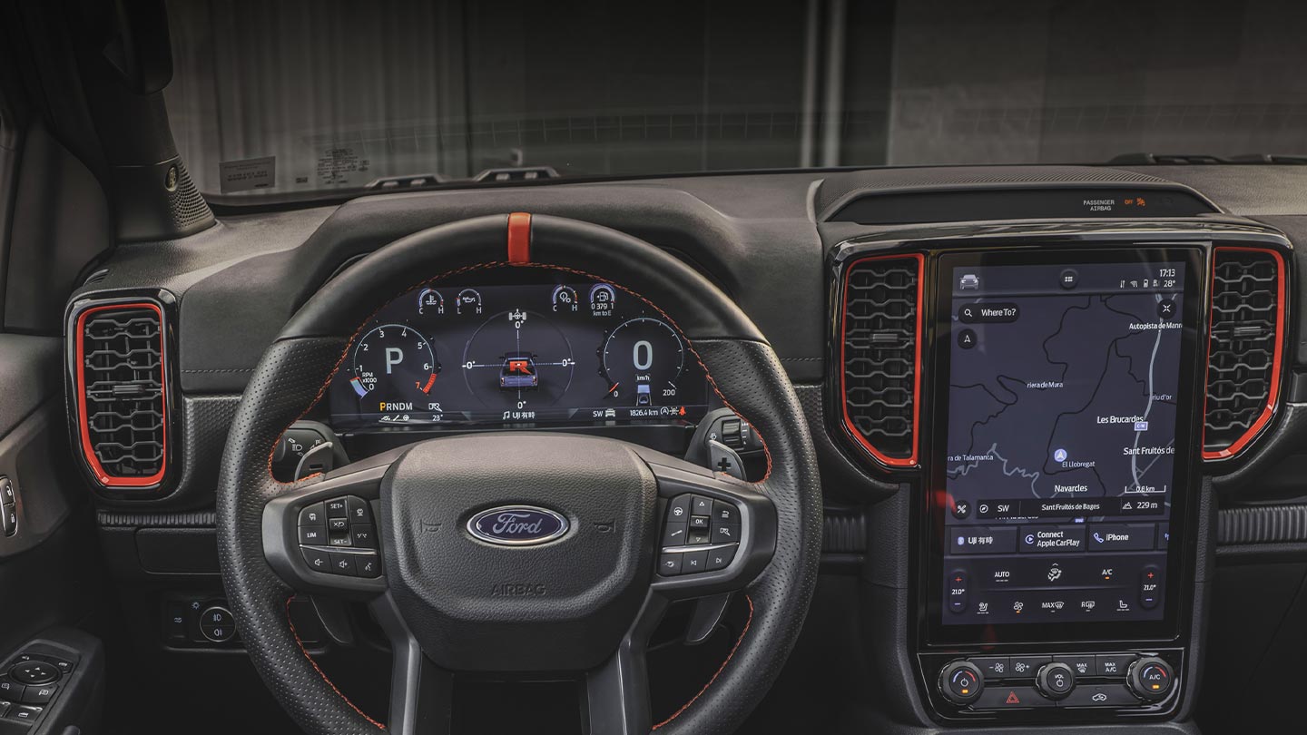 Binnenaanzicht van het dashboard en infotainmentscherm van de Ford Ranger Raptor.