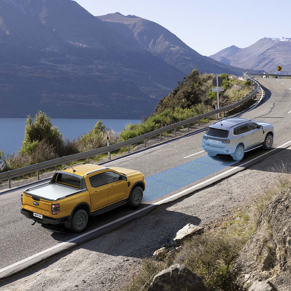 Oranje Ford Ranger gebruikt Adaptive Cruise Control tijdens het rijden.