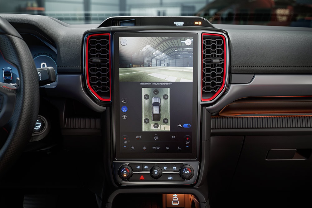 Close-up van het dashboard van een Ranger Raptor, met de nadruk op de 360°-camera.