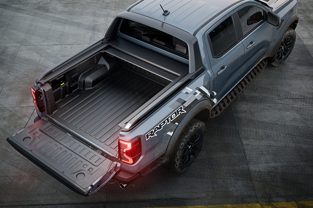 Achteraanzicht van een Ford Ranger Raptor, met de nadruk op de laadbak en de achterklep.