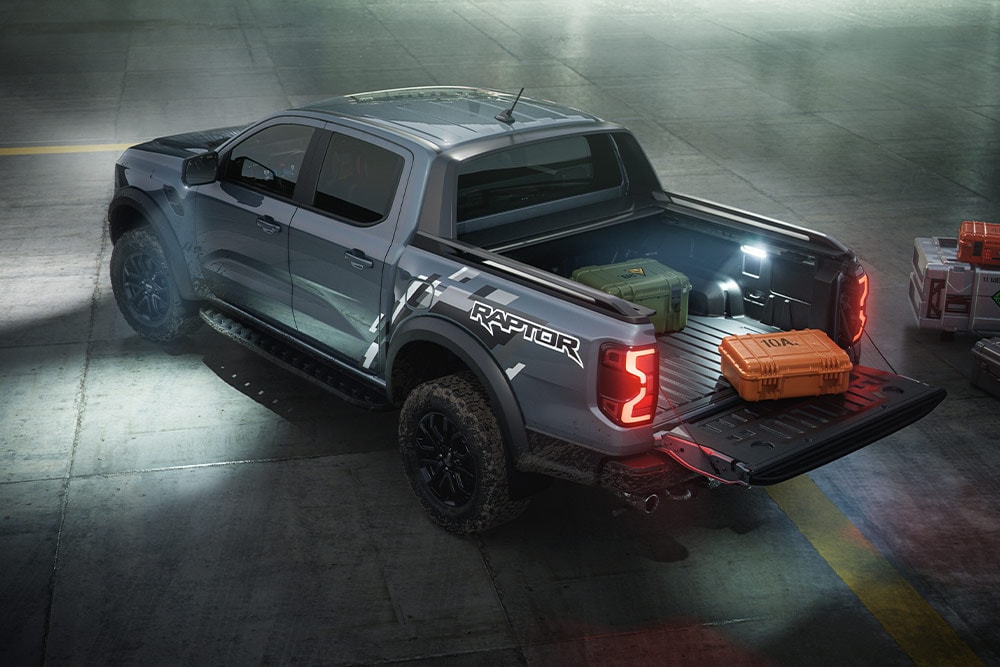 Achteraanzicht van een Ford Ranger Raptor met de zoneverlichting aan de buitenkant.