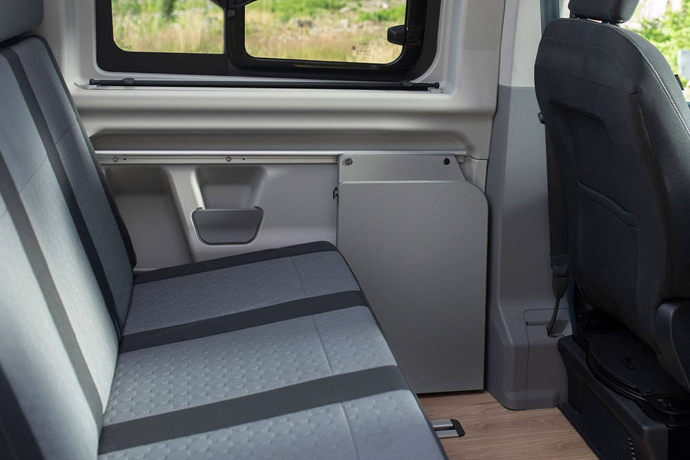 Aanpasbare verwarmde grijze zitbank op de tweede rij in een Ford Transit Custom Nugget.