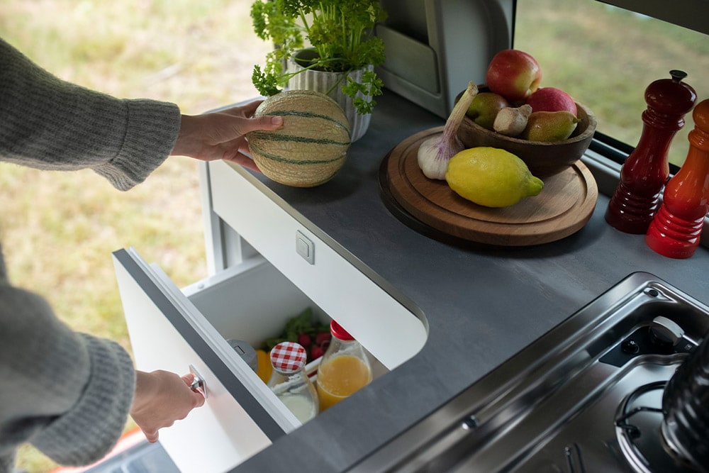 Ladekoelkast van 33 liter van de Ford Transit Custom Nugget met fruit op het aanrecht. 