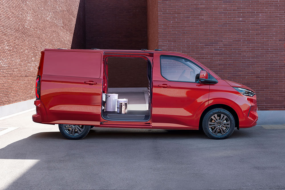 De bezorger lost pakketten van een rode Ford Transit Custom.