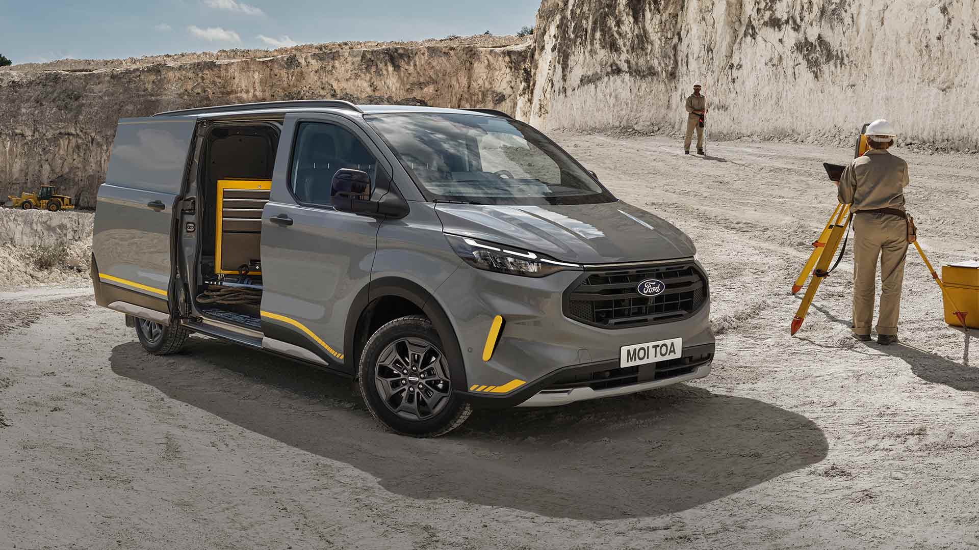 Grijze Ford Transit Custom Trail bestelwagen in een steengroeve.