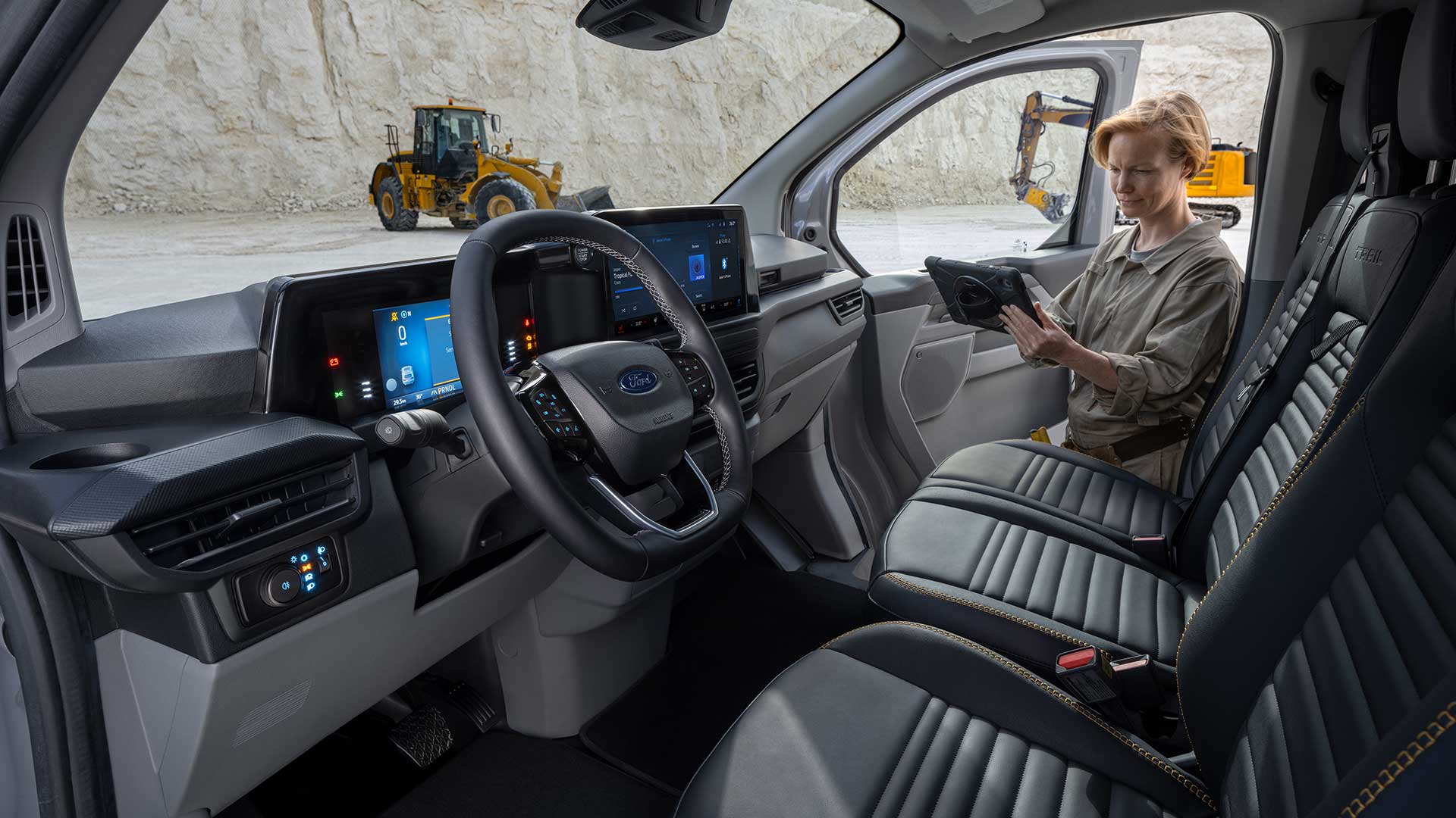 Interieur van een grijze Ford Transit Custom Trail bestelwagen.
