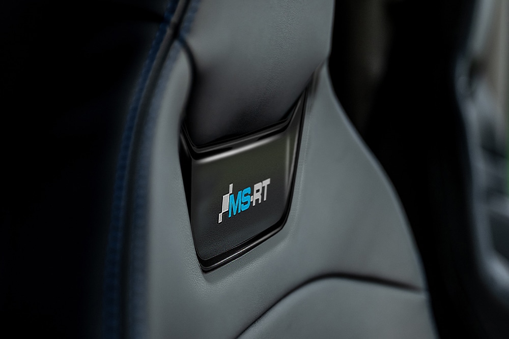Close-up van een MS-RT-logo op een autostoel.