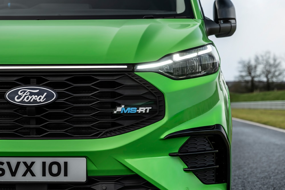 Groene Ford Transit Custom MS-RT bestelwagen.