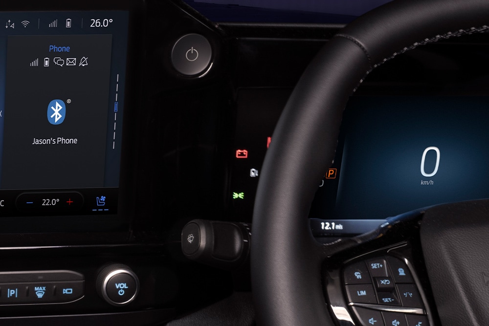 Close-up van de startknop in een Ford E-Transit Custom elektrische bestelwagen.