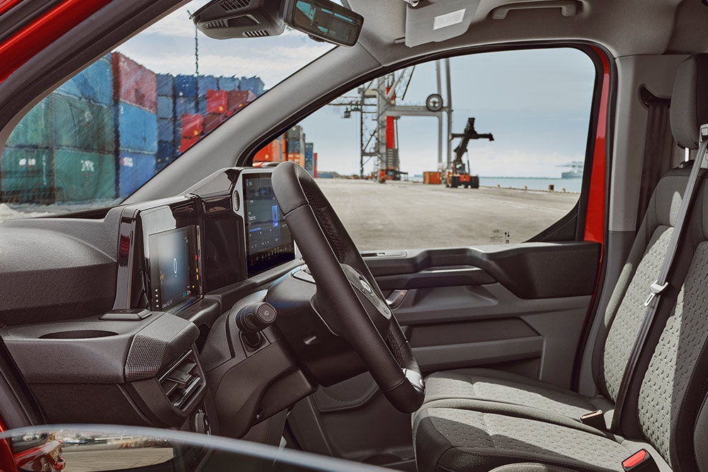 Interieur van een rode Ford Transit Custom bestelwagen.