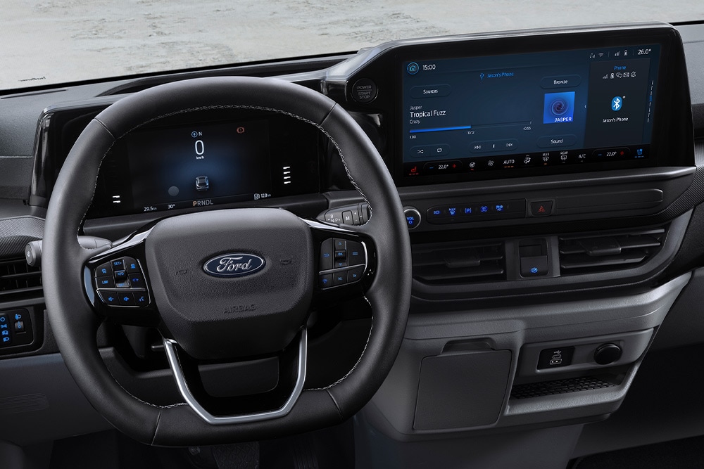 Binnenaanzicht van het stuurwiel en dashboard van een Ford Transit Custom.