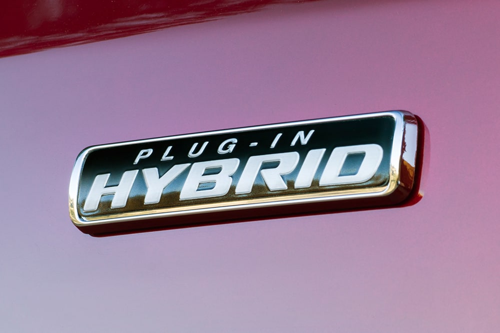"Plug-in hybride"-badge op een rode Ford Transit Custom.