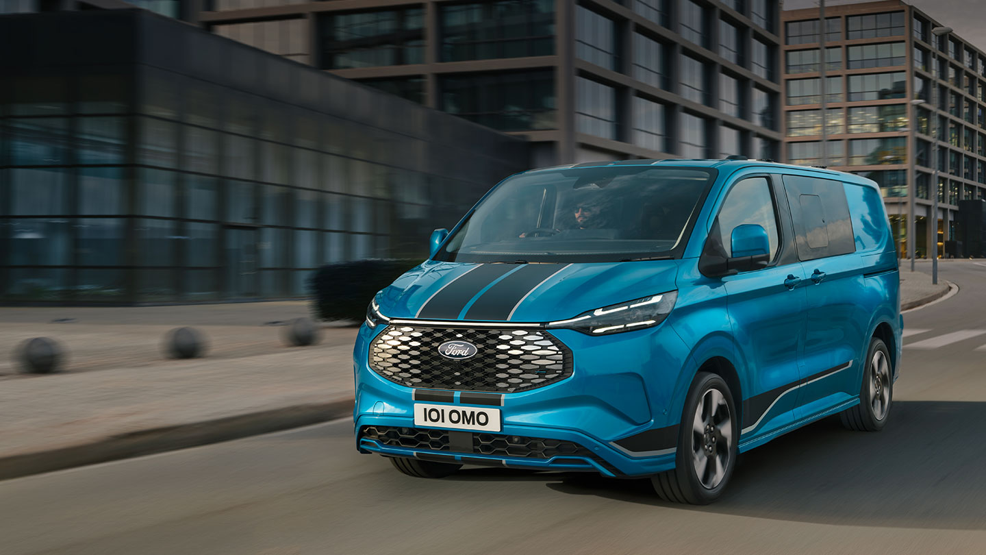 Blauwe Ford E-Transit Custom Sport Multi-use.